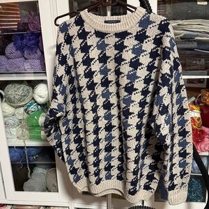 Roundtree & Yorke Navy and Gray Houndstooth Crewneck Sweater